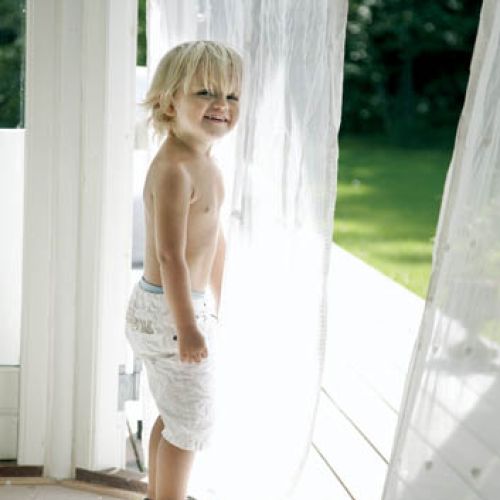 Zwiewne kotary przypominające zasłony z zalanych słońcem balkonów i loggii w Hiszpanii.