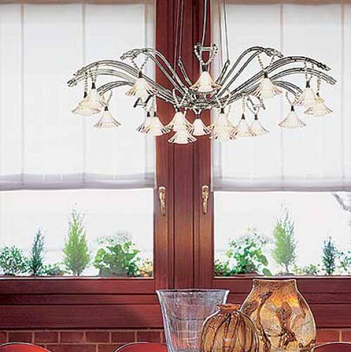 Żyrandol Fenice wykonany jest z metalu i szkła Murano - kosztuje od 591 euro. METAL-LUX. REPREZENTANT W POLSCE -