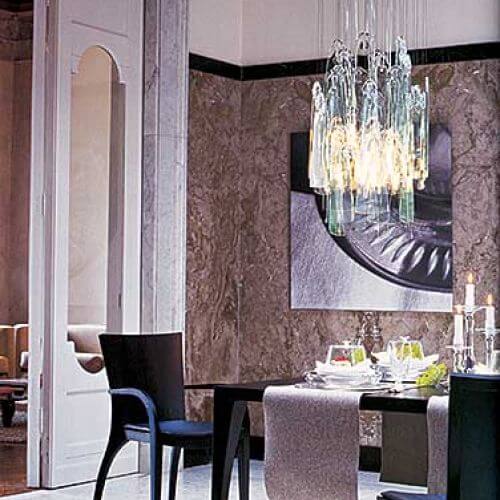 Żyrandol La Fenica to 36 elementów dmuchanego szkła zawieszonych na niklowanej podstawie - kosztuje 2150 euro. CASA MIA