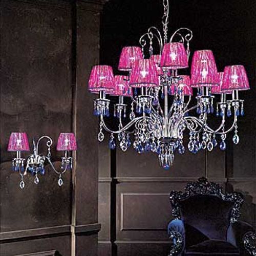 Żyrandol z kryształami Swarovskiego w kolorze abażurów kosztuje 16 990 zł, a kinkiet - 2400 zł. AMBIENTE