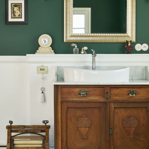 Jakie trendy aranżacyjne królują w wystroju modnych łazienek? Zobacz najpiękniejsze aranżacje łazienek według