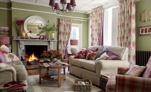 Poduszki, koce, pledy, wiklinowe gazetowniki, ceramikę i eleganckie szkło znajdziemy na www.lauraashley.pl