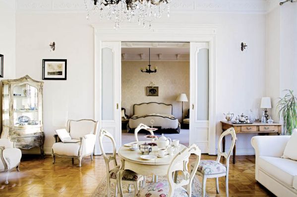 Białe meble dyskretnie podkreślają urodę dawnej architektury - parkietu, stolarki, gzymsów i sztukaterii.
