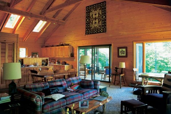 Kuchnia, jadalnia, salon - na wszystko znalazło się miejsce w obszernej głównej izbie.