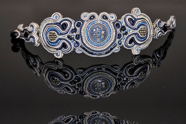 Naszyjnik wykonany techniką soutache.