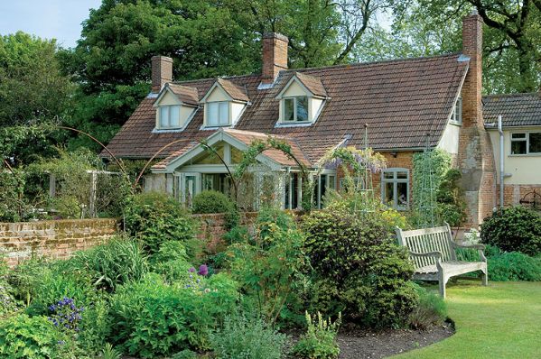 Zwyczajnie, ale pięknie. Wśród róż i wisterii