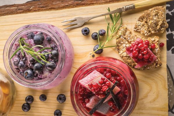 Śledź po szwedzku:  w borówce brusznicy oraz w jagodach i rozmarynie