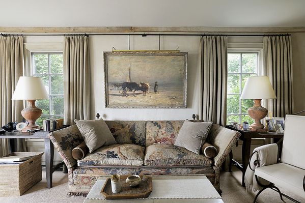 Kanapa obita ciekawą wzorzystą tkaniną.