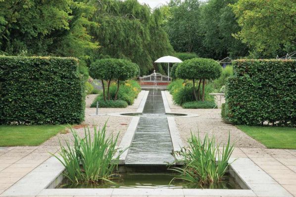 Przez środek ogrodu płynie sztuczny strumień z fontanną i kaskadą. Nic tak nie uspokaja jak szmer wody.