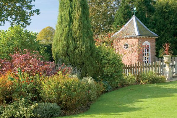 W ogrodzie rosną głównie krzewy: pięknie pachnące azalie, bujne rododendrony i ozdobne przez cały rok mahonie.