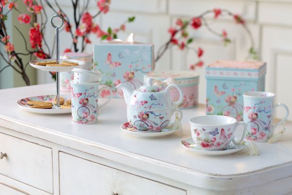 Zastawa stołowa z roślinami i owadami