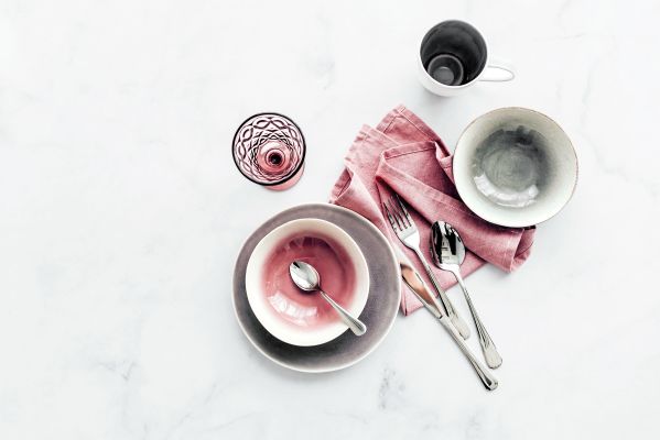 Kamionka z serii Tillatala (miski, talerze i kubki), sztućce Ester Silver, DUKA