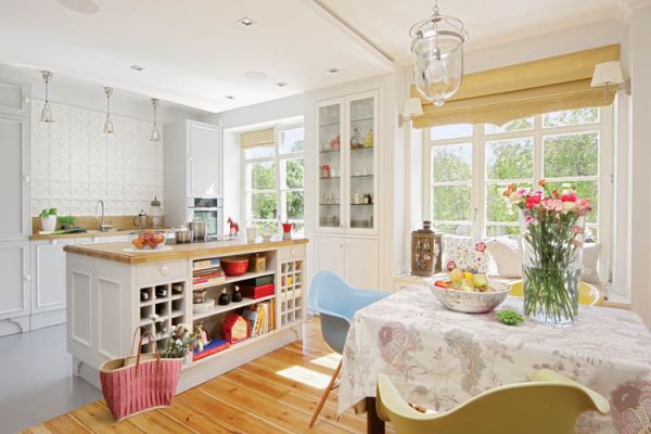 Białe szafy nawiązują do stylu wiktoriańskiego, fotele Eamsów to klasyka amerykańskiego designu.