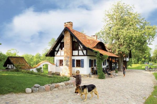 Część podwórza wyłożona jest brukiem, jak w tradycyjnych zabudowaniach rzemieślniczych Prus Wschodnich.