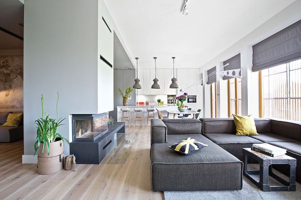 Klimat nadają w domu detale. Dizajnerskie lampy włoskiej firmy Flos, industrialne, betonowe od holenderskiej It’s about RoMI albo metalowe klosze HK Living.