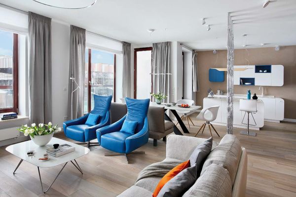 Kuchnia otwarta na salon w bieli i błękicie