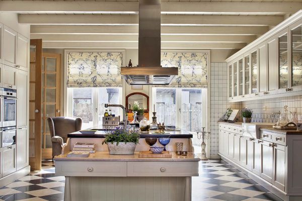 Właściciele tej kuchni mieszkali w Norwegii, Irlandii i Prowansji, więc ich zamiłowanie do rustykalnych wnętrz