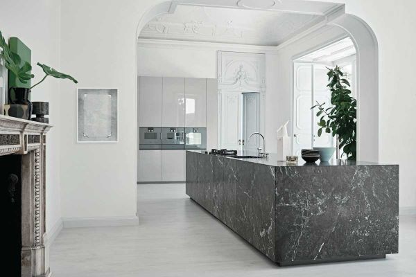 Wyspa kuchenna z marmuru Saint Laurent plus lakierowane fronty, cesar.it