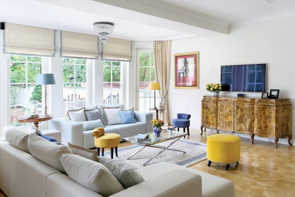 niebieskie i żółte dodatki do salonu