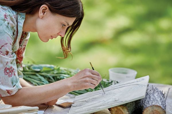 Romę Roman fascynuje eteryczne piękno kwiatów i ziół. Długo zastanawiała się, jak zatrzymać ich przemijanie.