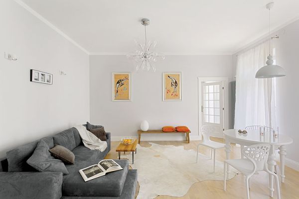 Ozdobą salonu są zrobione na zamówienie przez firmę Red Poppy obrazy z baletnicami.