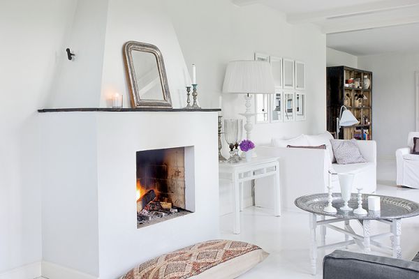 Prosty kominek i marakański stolik - taca.