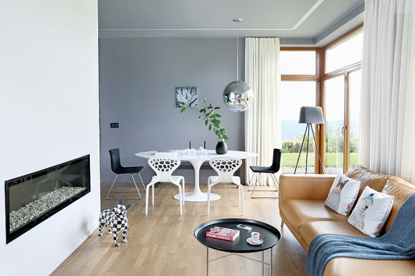 Salon pełen zwierzaków: poduszki z misiem i kotem marki OHH DEER, pies w szachownicę to