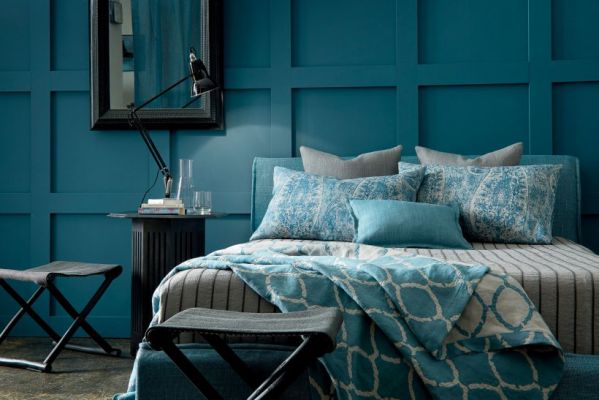 Pasy obok geometrycznych wzorów. Niebieskoszare wzorzyste tkaniny PERSIAN BLUE i SAVANNA CHARCOAL, narzuta JEPARA ATLANTIC,