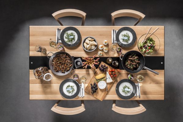 Stół z kolekcji Nature, wykonany w 100% z drewna oraz metalowych wstawek.