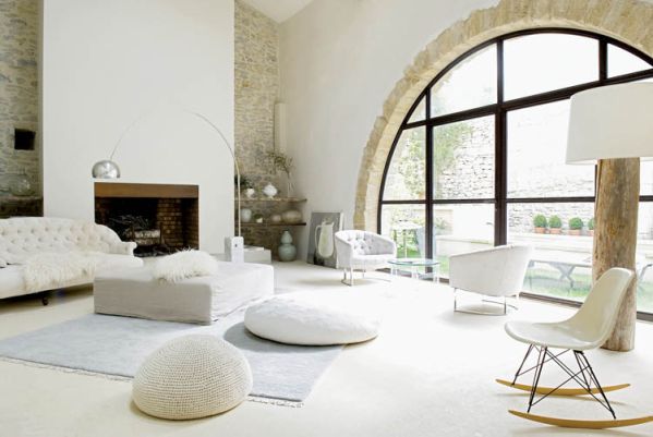 Najbardziej imponująca jest stodoła–loft, w najwyższym punkcie ma, bagatela, ponad osiem metrów. Tutaj gospodarze urządzili