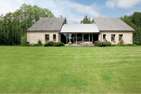 Pomysł z francuskiego magazynu: nowoczesny dom stylizowany na stodołę i połączony ze starym budynkiem przeszklonym