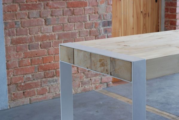 Stół, który nie ma nic wspólnego z wyposażeniem domów produkowanym masowo ze sztucznych materiałów.