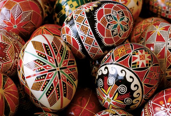 Historia pisanek sięga zamierzchłych czasów. Dziś wykonują je nie tylko gospodynie, ale i wielcy artyści,