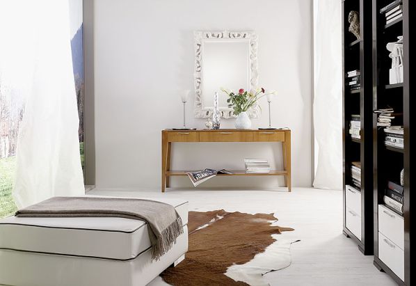 Fornirowana czereśnią, ma szklany blat i szuflady wyłożone skórą, od ok. 6500 zł. SELVA