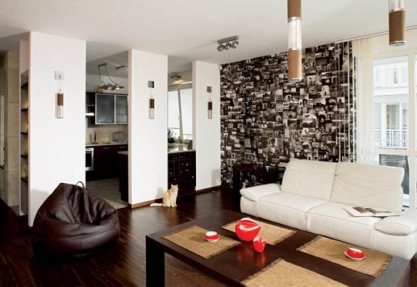 Biała kanapa i brązowy puf. Apartament na luzie