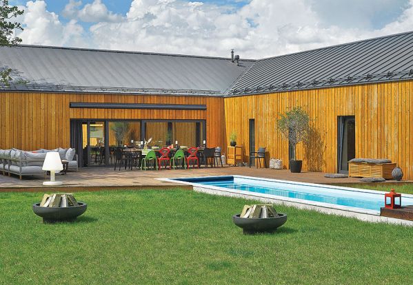 Dom jest nowoczesny, ale idealnie wtopiony w przyrodę.