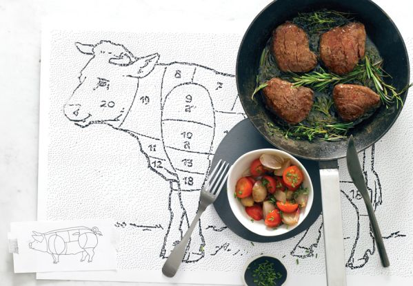 Polędwica wołowa z sałatką z pomidorów.