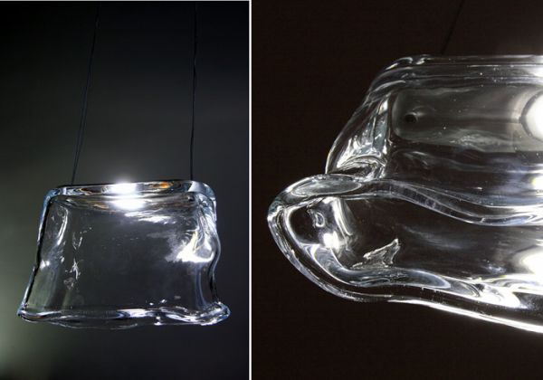 Wykonana tradycyjną metodą hutniczą - szkło ręcznie formowane, rwane, wystrzygane.