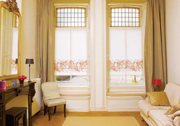 Klasyka w pełnej krasie: wysokie okna z witrażowymi szybami i szerokimi parapetami, na których można