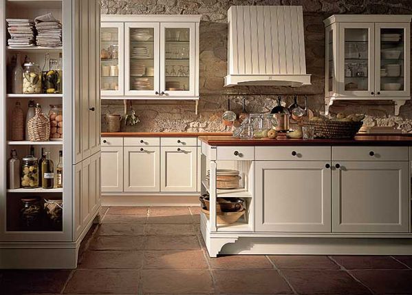 Ciekawie pomyślane półki są funkcjonalne i bardzo dekoracyjne. Szafki zdobią stylizowane patynowane gałki. Producent -