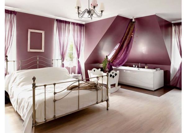 W sypialni obok łóżka gospodarze zamontowali wannę.