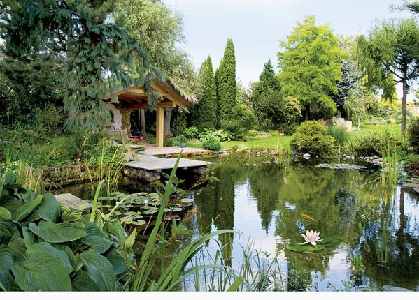 Nad wodą stoi bajkowa altanka – dosłownie, bo Oliwia, wnuczka państwa Stasiewiczów, zażyczyła sobie domku