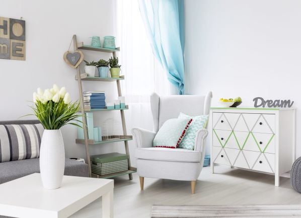 Nowoczesne wnętrza: salon rozświetlony