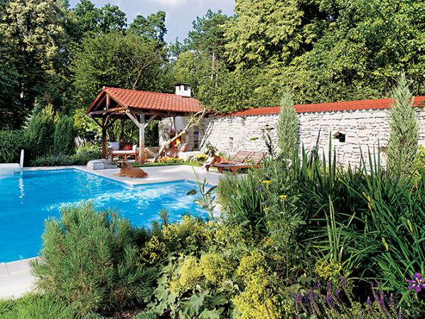 Południowego klimatu dodaje biały kamienny mur.