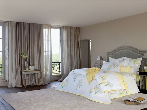 Satynowa, ręcznie zdobiona. Poduszka (50 x 75 cm lub 65 x 65 cm) kosztuje 210 zł, poszwa (200 x