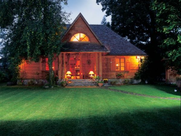 Starą drewnianą chatę kupili już rozebraną. Obejrzeć dom mogli dopiero po ponownym złżeniu.