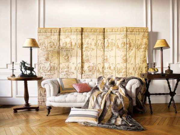 Głównym bohaterem tego salonu jest stary parawan obity tkaniną z historycznym wzorem. EAST NEWS