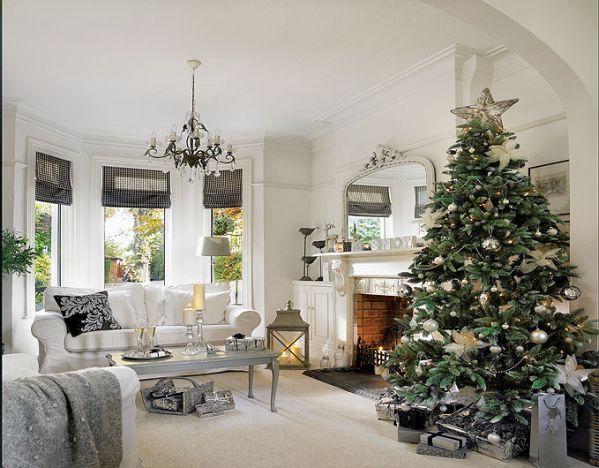 Urządzony niedrogimi meblami: sofa, fotele, stoły są z IKEA, lustro TK Maxx. Jedyny luksus to zasłony od Laury Ashley.