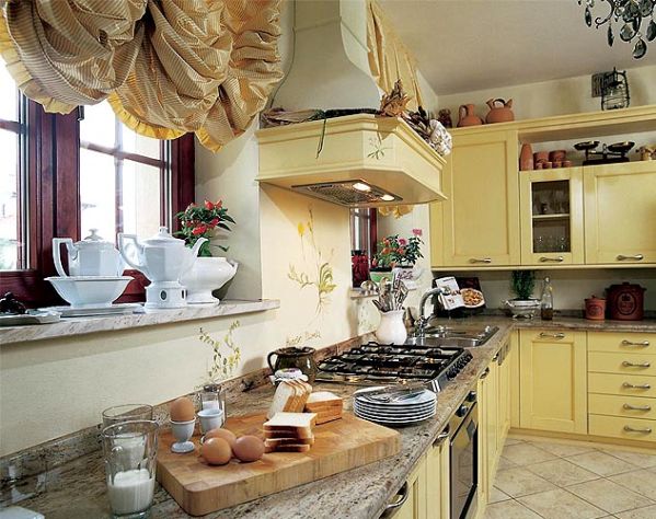 Ściany zdobią freski o motywach kwiatowych.