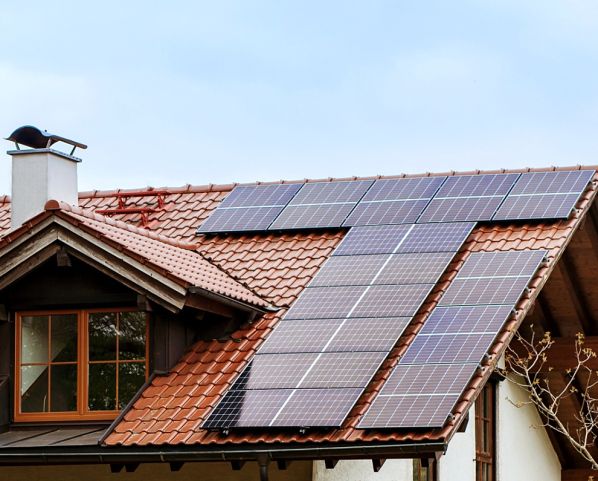 jak instalacja fotowoltaiczna współpracuje z magazynem energii i pompą ciepła